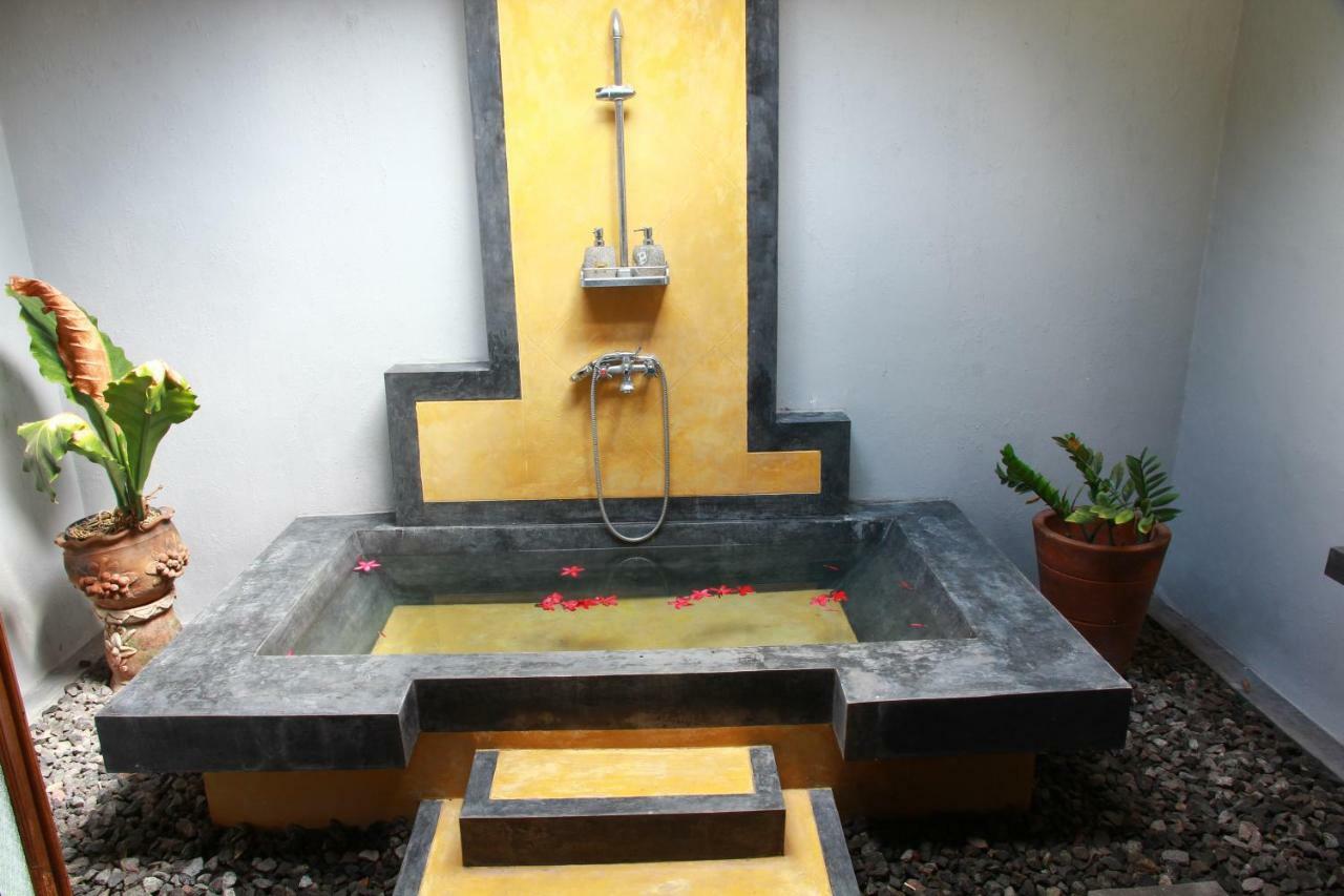 Ndalem Mj Homestay Jogjacarta Exterior foto